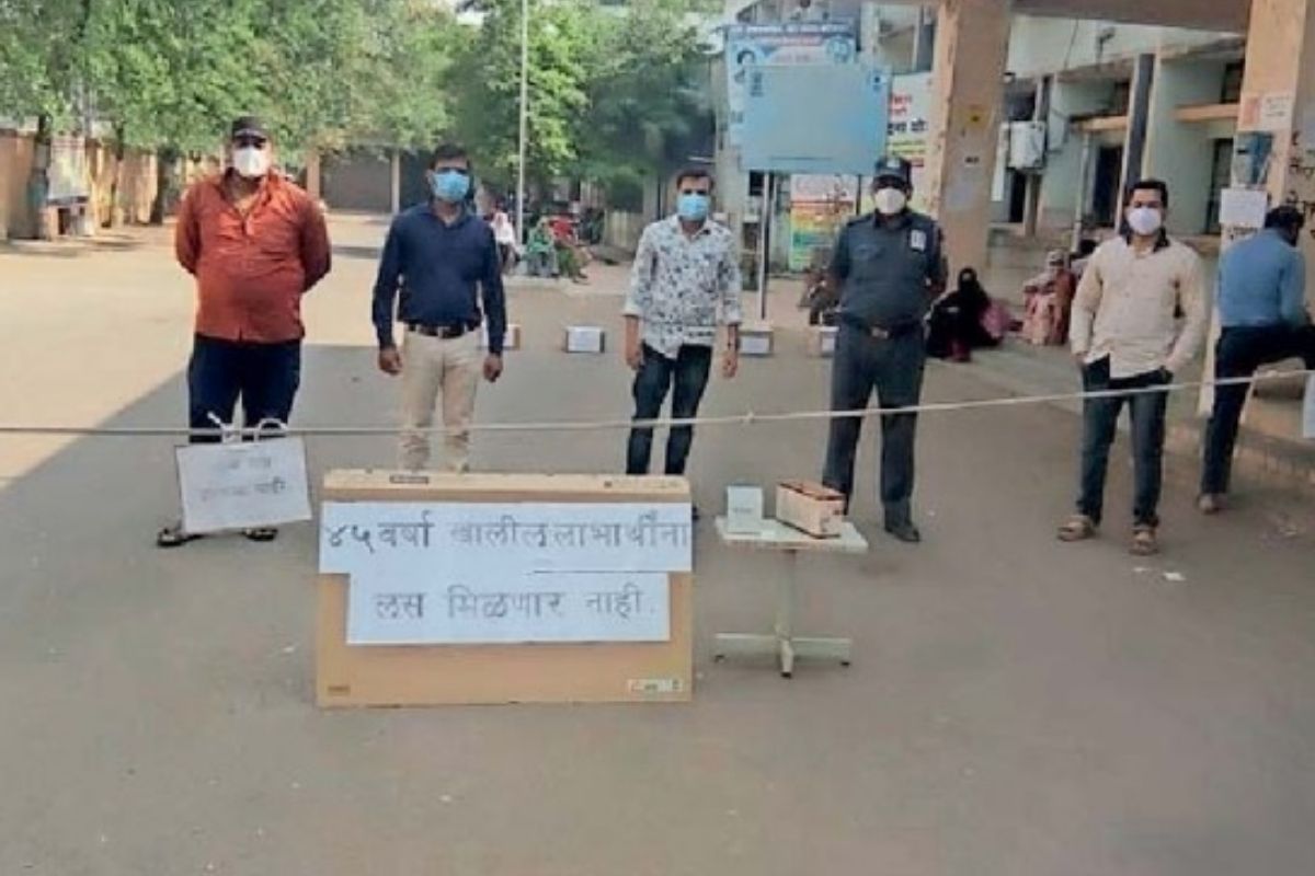 गर्दी टाळण्यासाठी अमरावती पॅटर्न ठरतोय हिट! डब्ब्यात चिठ्ठी टाकून घरी जा, असं होईल Vaccination