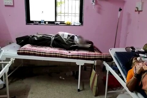 बीडमधील जिल्हा रुग्णालयात एका कोरोना रुग्णाचा (Corona Patient) मृतदेह तब्बल 22 तास पडून राहिला आहे. त्यामुळे बीड जिल्हा रुग्णालय प्रशासनाचा भोंगळ कारभार पुन्हा एकदा चव्हाट्यावर आला आहे.