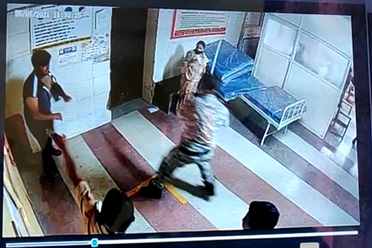 बीड लसीकरण केंद्रावर पोलीस आणि तरुणांमध्ये तुफान राडा; घटनेचा LIVE VIDEO