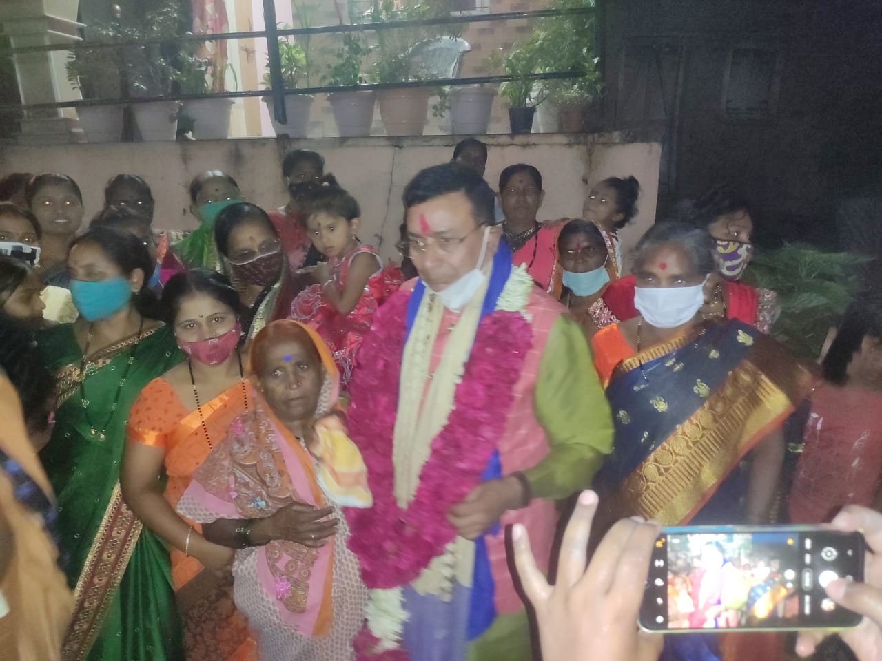 इतकच नाही तर त्यांनी सोबत ढोल ताशे आणि फटाक्यांची आतिषबाजी ही केली होती. एकीकडे त्यांच्याच म्हणजे शिवसेनेचे मुख्यमंत्री सोशल डिस्टंसिंग पाळण्याचे आवाहन करतात. इतकच नाही तर त्यांनी सोबत ढोल ताशे आणि फटाक्यांची आतिषबाजी ही केली होती. एकीकडे त्यांच्याच म्हणजे शिवसेनेचे मुख्यमंत्री सोशल डिस्टंसिंग पाळण्याचे आवाहन करतात.