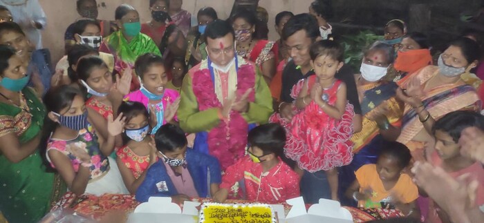 मात्र त्यांचेच कार्यकर्ते त्याला हरताळ फासतात. माजी महापौर नंदू घोडीले यांनी मात्र हे नियोजित नव्हते, अचानक कार्यकर्त्यांनी केक आणून माझ्या हातून कापून घेतला असा खुलासा केला आहे.