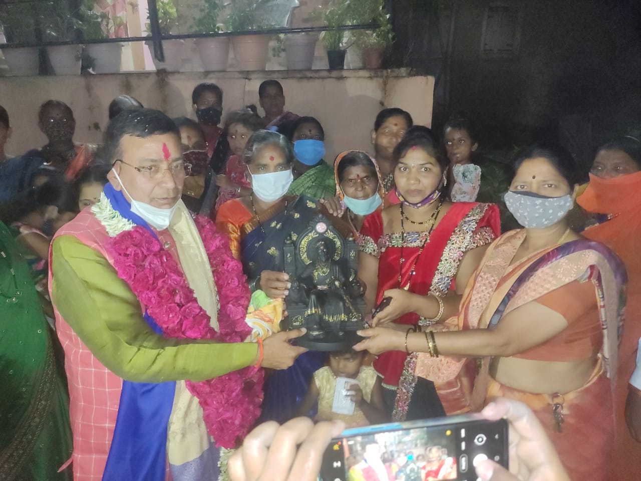 कोरोनाच्या काळात पुन्हा एकदा सत्ताधाऱ्यांची बेफिकिरी असून औरंगाबादचे माजी महापौर नंदकुमार घोडेले यांनी आपला वाढदिवस साजरा केला. काल रात्री झालेल्या या वाढदिवसानिमित्तच्या स्वागत समारंभामध्ये कोरोना काळातील नियमांचा भंग केला गेला. कोरोनाच्या काळात पुन्हा एकदा सत्ताधाऱ्यांची बेफिकिरी असून औरंगाबादचे माजी महापौर नंदकुमार घोडेले यांनी आपला वाढदिवस साजरा केला. काल रात्री झालेल्या या वाढदिवसानिमित्तच्या स्वागत समारंभामध्ये कोरोना काळातील नियमांचा भंग केला गेला.