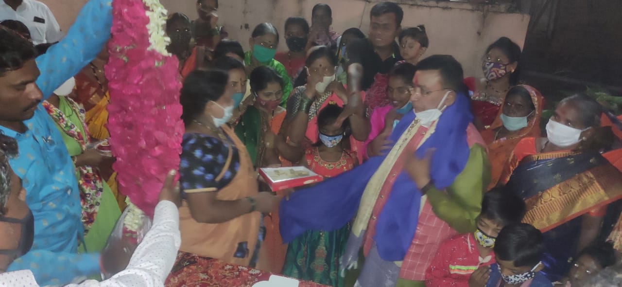 नागरिकांना गर्दी करू नये असं आवाहन करणाऱ्या माजी महापौरांनी स्वत: मात्र गर्दी जमवत वाढदिवस साजरा केला. नागरिकांना गर्दी करू नये असं आवाहन करणाऱ्या माजी महापौरांनी स्वत: मात्र गर्दी जमवत वाढदिवस साजरा केला.