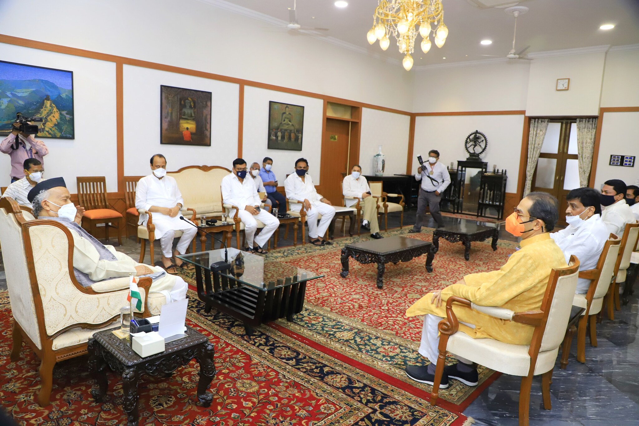 सर्वोच्च न्यायालयाने मराठा आरक्षण रद्द ठरवल्यानंतर राज्यात जोरदार राजकारण पाहायला मिळालं. त्यानंतर आता मुख्यमंत्री उद्धव ठाकरे आज राज्यपाल भगतसिंह कोश्यारी यांच्या भेटीसाठी राजभवनावर दाखल झाले आहेत. सर्वोच्च न्यायालयाने मराठा आरक्षण रद्द ठरवल्यानंतर राज्यात जोरदार राजकारण पाहायला मिळालं. त्यानंतर आता मुख्यमंत्री उद्धव ठाकरे आज राज्यपाल भगतसिंह कोश्यारी यांच्या भेटीसाठी राजभवनावर दाखल झाले आहेत.