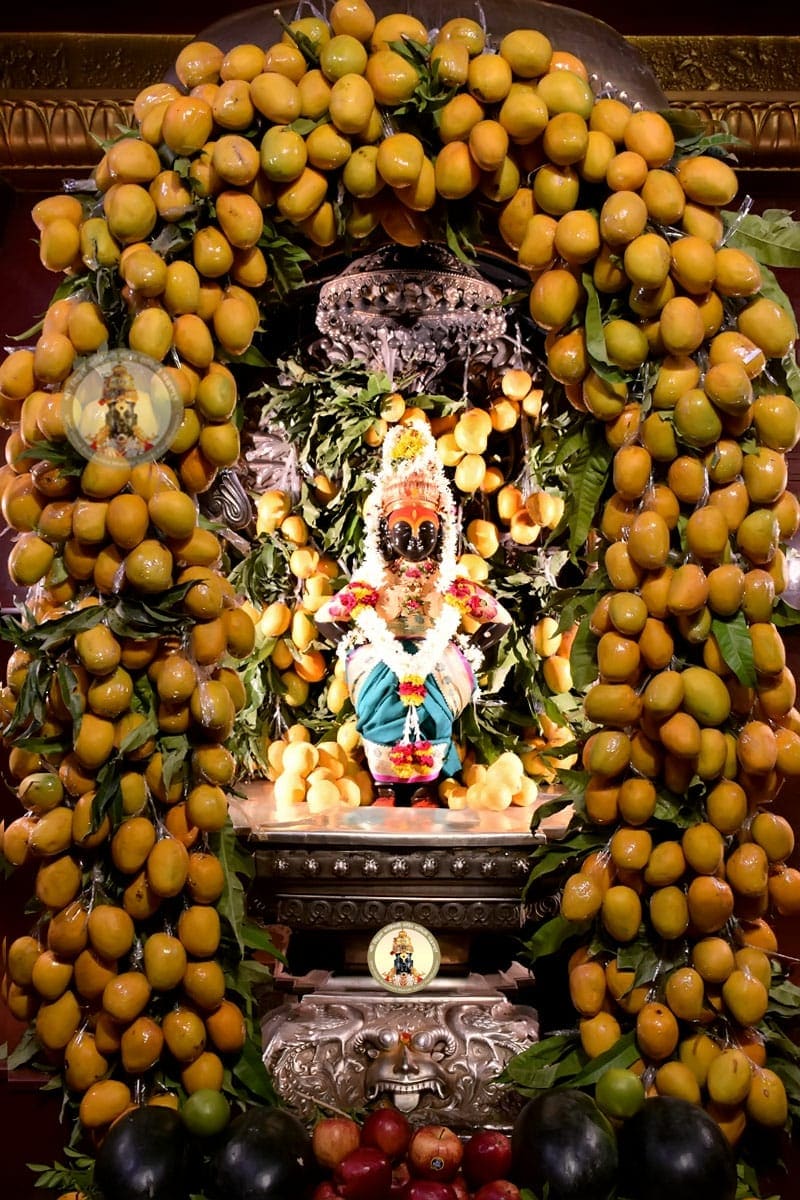 विठूरखुमाई मंदिरात केलेली ही सजावट पाहण्यासाठी दरवर्षी असंख्य भाविक याठिकाणी दाखल होतात, पण यावर्षी कोरोनाचं सावट आहे विठूरखुमाई मंदिरात केलेली ही सजावट पाहण्यासाठी दरवर्षी असंख्य भाविक याठिकाणी दाखल होतात, पण यावर्षी कोरोनाचं सावट आहे