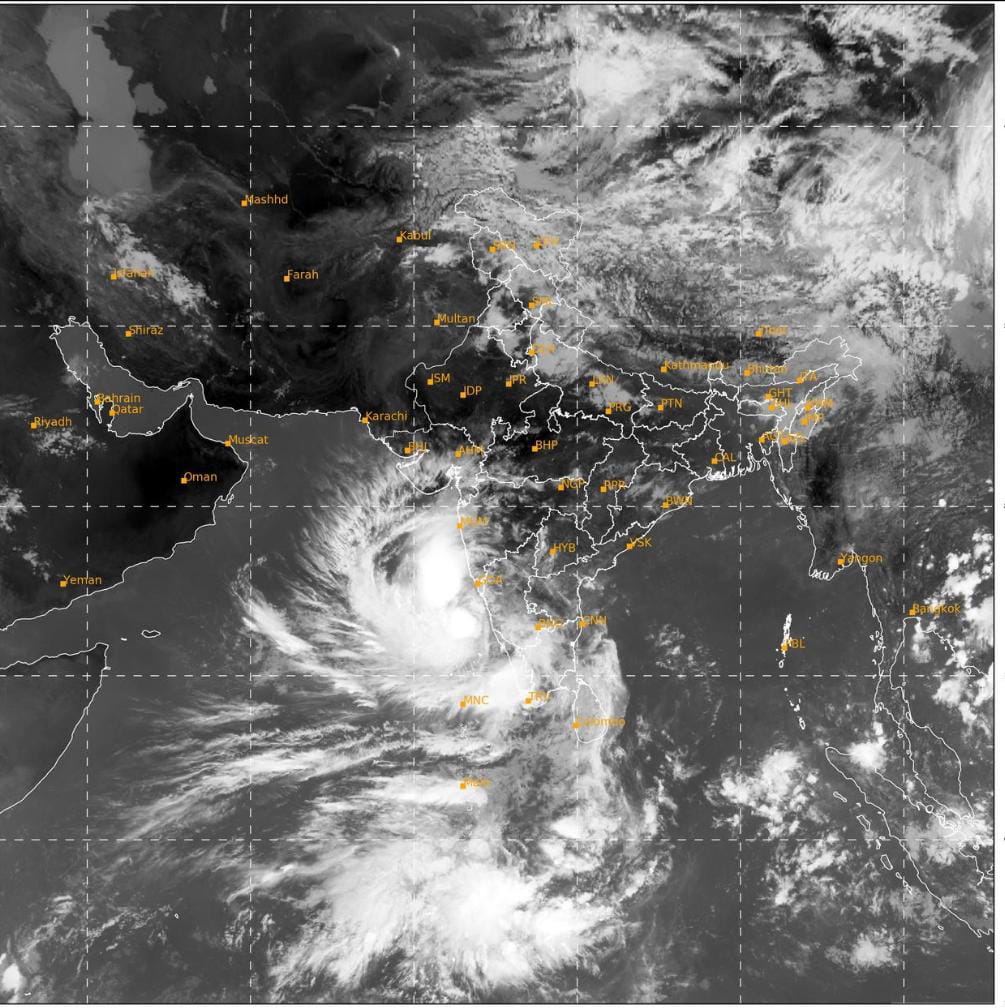 लक्षद्वीप आणि दक्षिण पूर्व अरबी समुद्राच्या (Arabian sea) परिसरात हवेच्या कमी दाबाचा पट्टा तयार झाल्यामुळे चक्रीवादळ तयार झालं आहे. या चक्रीवादळामुळं मोठ्या प्रमाणावर नुकसान होण्याचा अंदाजही व्यक्त करण्यात आला आहे. हे वादळ लक्षद्वीप, केरळ, तामिळनाडू, कर्नाटक किनारपट्टी, गोव्यापासून पुढे सरकत आहे. लक्षद्वीप आणि दक्षिण पूर्व अरबी समुद्राच्या (Arabian sea) परिसरात हवेच्या कमी दाबाचा पट्टा तयार झाल्यामुळे चक्रीवादळ तयार झालं आहे. या चक्रीवादळामुळं मोठ्या प्रमाणावर नुकसान होण्याचा अंदाजही व्यक्त करण्यात आला आहे. हे वादळ लक्षद्वीप, केरळ, तामिळनाडू, कर्नाटक किनारपट्टी, गोव्यापासून पुढे सरकत आहे.