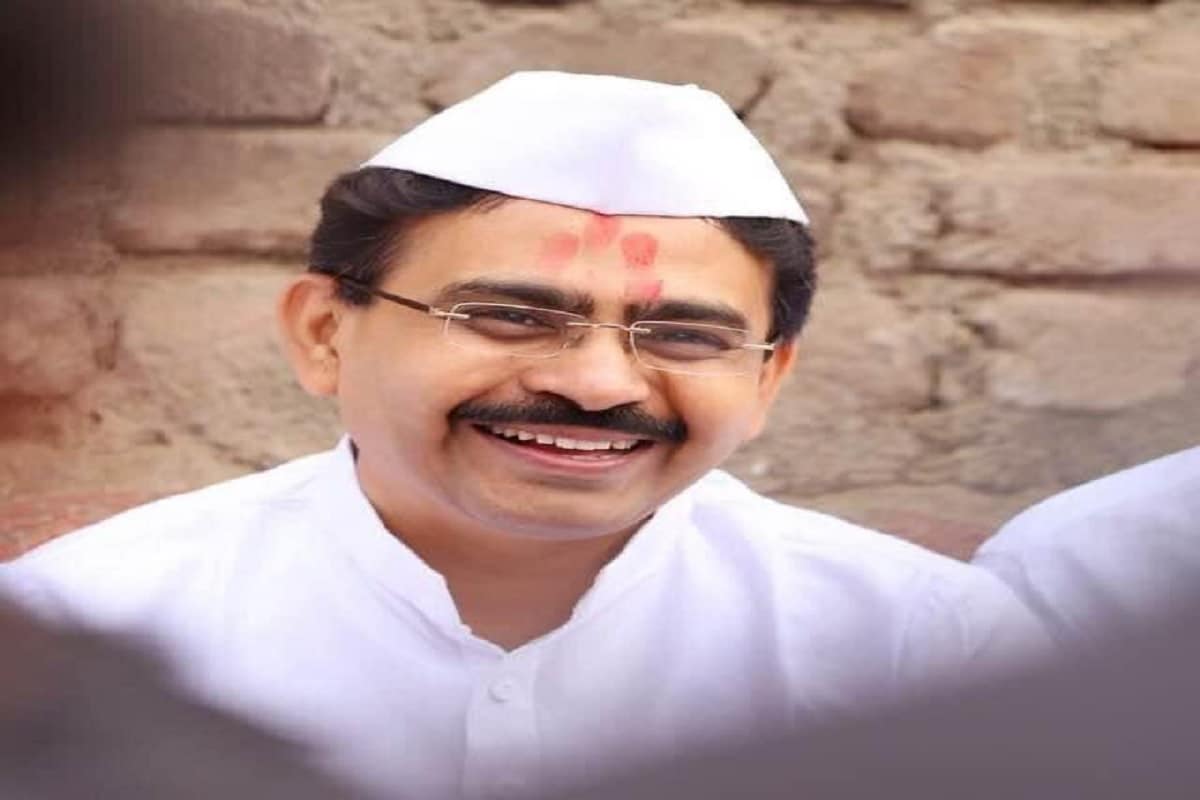 आज सकाळी अचानक मृत्यू झाल्यानं राजकीय वातावरणात खळबळ उडाली असून अनेक शिवसेना खासदार संजय रावतांसोबत (Sanjay raut tweet) अनेक राजकीय नेत्यांनी श्रद्धांजली वाहायला सुरुवात केली आहे. संजय रावतांनी अत्यंत भावनिक ट्वीट करत राजीव सातव यांना श्रद्धांजली वाहिली आहे. आज सकाळी अचानक मृत्यू झाल्यानं राजकीय वातावरणात खळबळ उडाली असून अनेक शिवसेना खासदार संजय रावतांसोबत (Sanjay raut tweet) अनेक राजकीय नेत्यांनी श्रद्धांजली वाहायला सुरुवात केली आहे. संजय रावतांनी अत्यंत भावनिक ट्वीट करत राजीव सातव यांना श्रद्धांजली वाहिली आहे.