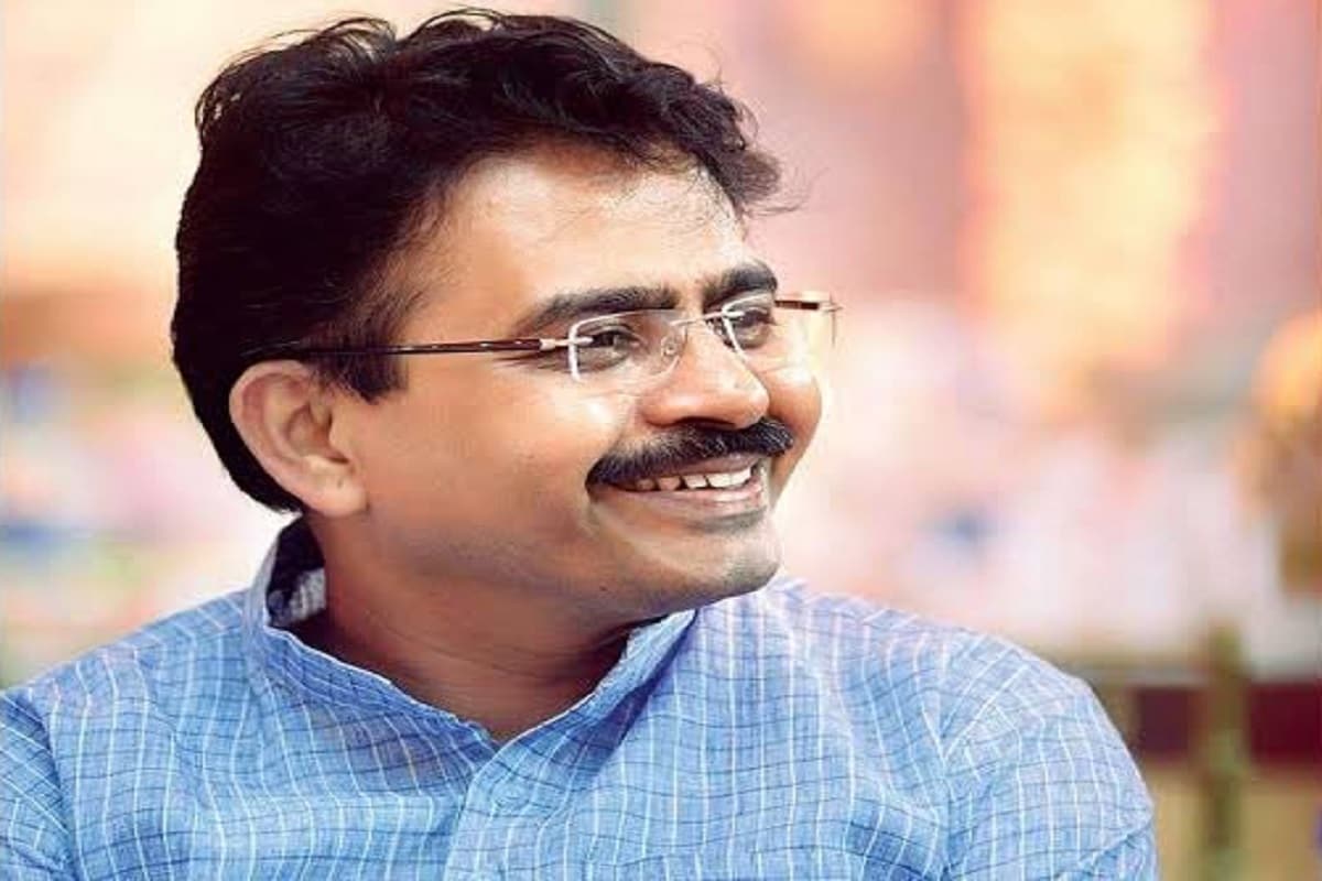 संजय राऊत यांनी आपल्या ट्वीटर अकाऊंटवरून भावनिक ट्विट केलं आहे. राजीव सातव तू हे काय केलंस? राष्ट्रीय राजकारणात तुझ्याकडून खूप अपेक्षा होत्या. तुझं अचानक जाणं खूप वेदनादायी आणि भयंकर आहे. अवघ्या चार दिवसांपूर्वी आपण व्हिडीओ कॉलवरून संवाद साधला होता. त्यावेळी तुझी विजयी भावमुद्रा आजही डोळ्यासमोर आहे. तू कोरोनातून बरा होशील, अशी आशा होती. आता कोणत्या शब्दांत तुला श्रद्धांजली वाहू... अशा शब्दांत खासदार राऊत यांनी राजीव सातव यांच्याबद्दल भावनिक प्रतिक्रिया दिली आहे. संजय राऊत यांनी आपल्या ट्वीटर अकाऊंटवरून भावनिक ट्विट केलं आहे. राजीव सातव तू हे काय केलंस? राष्ट्रीय राजकारणात तुझ्याकडून खूप अपेक्षा होत्या. तुझं अचानक जाणं खूप वेदनादायी आणि भयंकर आहे. अवघ्या चार दिवसांपूर्वी आपण व्हिडीओ कॉलवरून संवाद साधला होता. त्यावेळी तुझी विजयी भावमुद्रा आजही डोळ्यासमोर आहे. तू कोरोनातून बरा होशील, अशी आशा होती. आता कोणत्या शब्दांत तुला श्रद्धांजली वाहू... अशा शब्दांत खासदार राऊत यांनी राजीव सातव यांच्याबद्दल भावनिक प्रतिक्रिया दिली आहे.