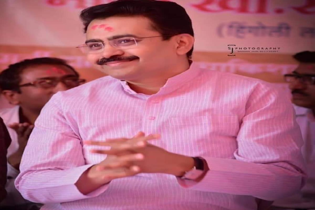 पुणे: काँग्रेस खासदार राजीव सातव यांचं आज सकाळी कोरोनामुळं निधन (Rajiv satav death)झालं आहे. गेल्या 21 दिवसांपासून राजीव सातव यांच्यावर पुण्यातील जहांगीर रुग्णालयात उपचार घेत होते. खासदार सातव यांना गेल्या महिन्यात कोरोनाची लागण झाली होती. पुणे: काँग्रेस खासदार राजीव सातव यांचं आज सकाळी कोरोनामुळं निधन (Rajiv satav death)झालं आहे. गेल्या 21 दिवसांपासून राजीव सातव यांच्यावर पुण्यातील जहांगीर रुग्णालयात उपचार घेत होते. खासदार सातव यांना गेल्या महिन्यात कोरोनाची लागण झाली होती.