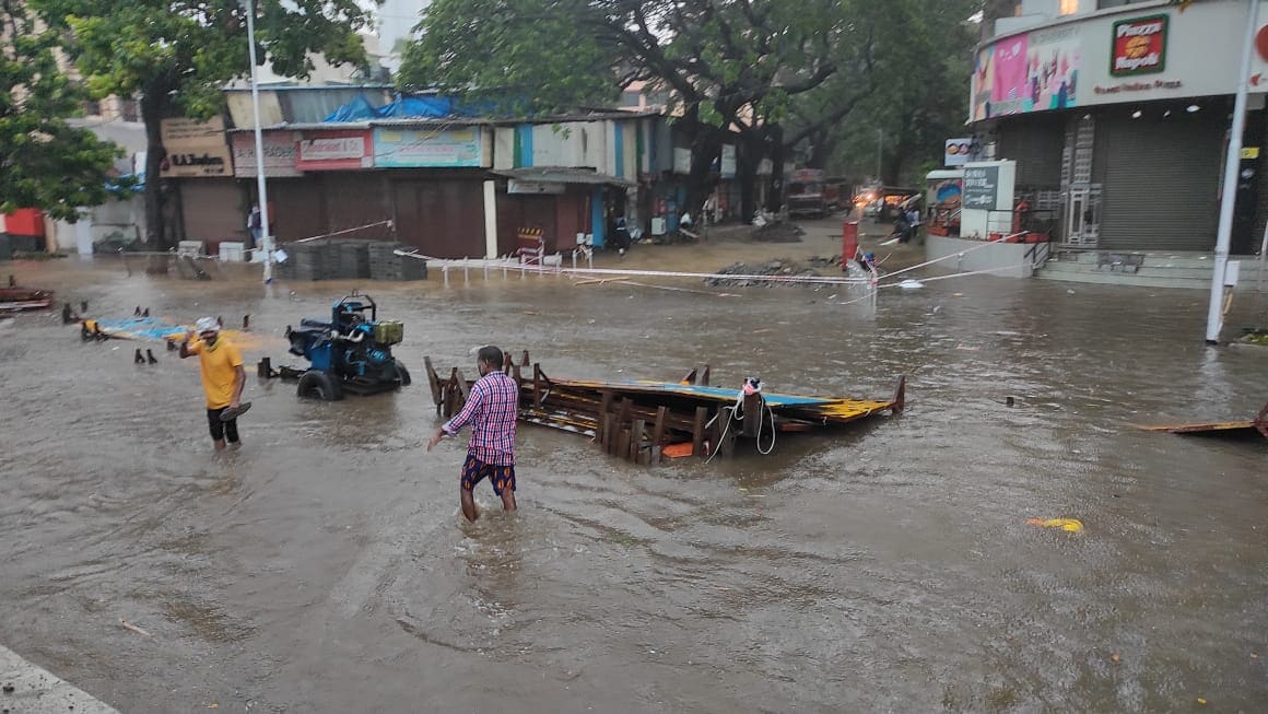 चक्रीवादळाच्या वेगवान वाऱ्यामुळे मुंबईतील लोकल सेवा देखील ठप्प करण्यात आली आहे. पुढीत काही तास मुंबई जोरदार पावसाची शक्यत असल्याचं हवामान खात्यानं सांगितलं आहे. चक्रीवादळाच्या वेगवान वाऱ्यामुळे मुंबईतील लोकल सेवा देखील ठप्प करण्यात आली आहे. पुढीत काही तास मुंबई जोरदार पावसाची शक्यत असल्याचं हवामान खात्यानं सांगितलं आहे.