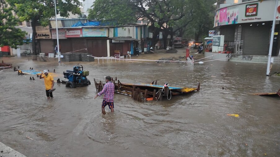 चक्रीवादळाच्या वेगवान वाऱ्यामुळे मुंबईतील लोकल सेवा देखील ठप्प करण्यात आली आहे. पुढीत काही तास मुंबई जोरदार पावसाची शक्यत असल्याचं हवामान खात्यानं सांगितलं आहे. 