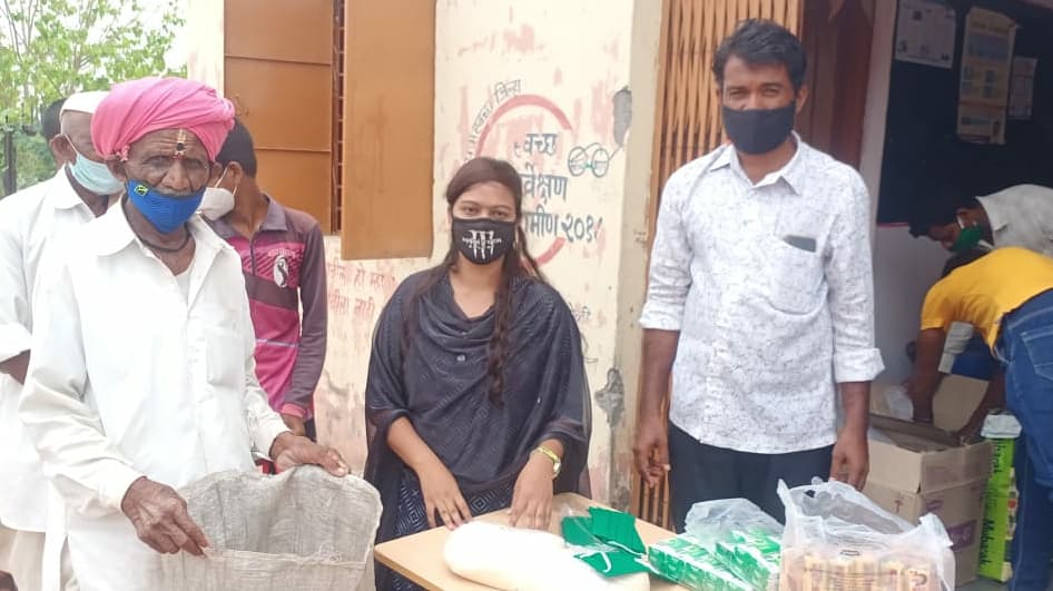 कोमल करपे या दक्षिण सोलापूर तालुक्यातील अंत्रोळी गावच्या सरपंच असून वयाच्या 21 व्या वर्षी त्यांनी सरपंचपद भूषविले. पहिल्यांदाच निवडणुकीत उतरुन अवघ्या 21 व्या वर्षी त्यांनी विजय मिळवला. बी.एस.सी. बॅटनी या विषयातून त्यांनी पदवीचे शिक्षण पूर्ण केलं आहे. कोमल करपे या दक्षिण सोलापूर तालुक्यातील अंत्रोळी गावच्या सरपंच असून वयाच्या 21 व्या वर्षी त्यांनी सरपंचपद भूषविले. पहिल्यांदाच निवडणुकीत उतरुन अवघ्या 21 व्या वर्षी त्यांनी विजय मिळवला. बी.एस.सी. बॅटनी या विषयातून त्यांनी पदवीचे शिक्षण पूर्ण केलं आहे.