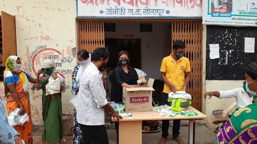 कोणतीही राजकीय पार्श्वभूमी नसताना त्यांना राजकारणात संधी मिळाली आहे. कोरोना काळात गाव कोरोनामुक्त केल्याने मुख्यमंत्र्यांनी त्यांचं कौतुक केलं. अंत्रोळी गावची लोकसंख्या 2 हजार 298 इतकी आहे कोणतीही राजकीय पार्श्वभूमी नसताना त्यांना राजकारणात संधी मिळाली आहे. कोरोना काळात गाव कोरोनामुक्त केल्याने मुख्यमंत्र्यांनी त्यांचं कौतुक केलं. अंत्रोळी गावची लोकसंख्या 2 हजार 298 इतकी आहे