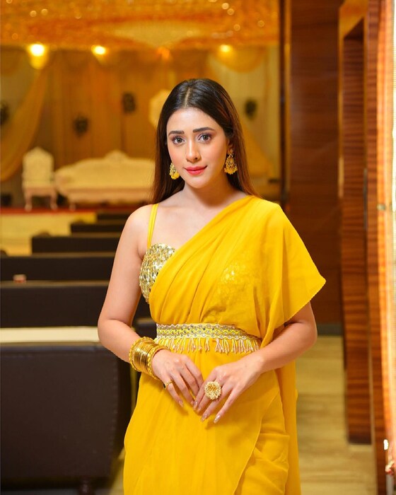 परंतु तिनं लहान कपडे किंवा रिलिविंग कपडे परिधान करण्यास स्पष्ट नकार दिला. अगदी शोमधून बाहेर काढलं तरी चालेल पण असे कपडे परिधान करणार नाही अशी जणू भूमिकाच तिनं घेतली.