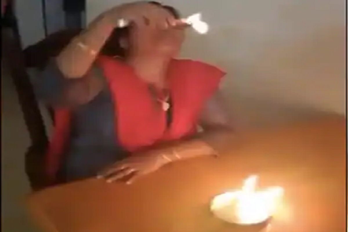 गरम वाफ, गरम पाण्यानंतर आता चक्क आगीचा गोळा; कोरोनापासून बचावाच्या भयंकर उपायाचा खतरनाक VIDEO