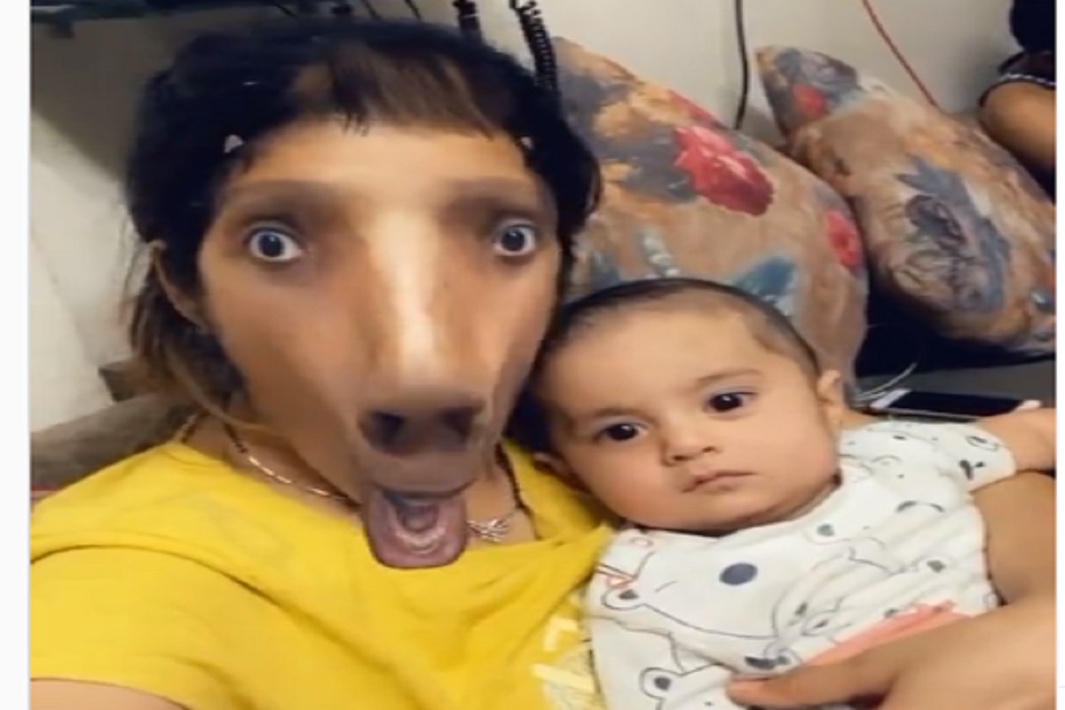 अरे बापरे! बाळासोबत व्हिडीओ शूट करताना अचानक घोडी बनली महिला...; विश्वास बसत नाही तर पाहा हा VIDEO