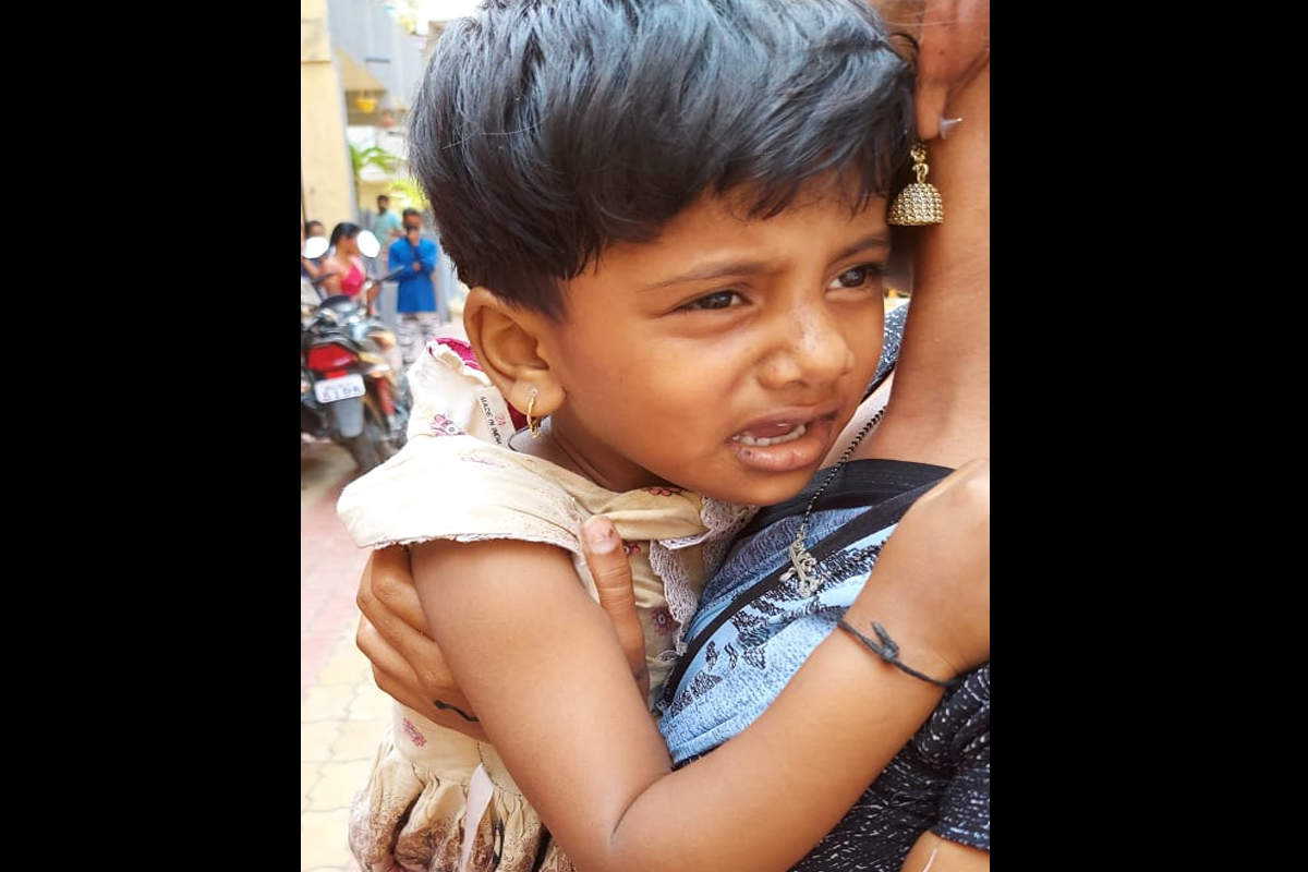 शेजारणीसोबत झाले भांडण, 14 महिन्याच्या मुलासह मुलीला फेकलं गच्चीवरून, नंतर मारली उडी!