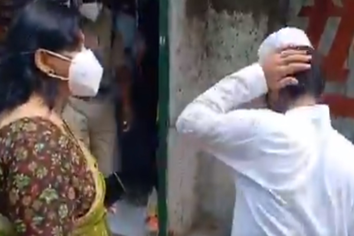 आणखी एका जिल्हाधिकाऱ्यांनी कायद्याला दिली तिलांजली; दुकानदाराला चापट मारल्याचा VIDEO VIRAL