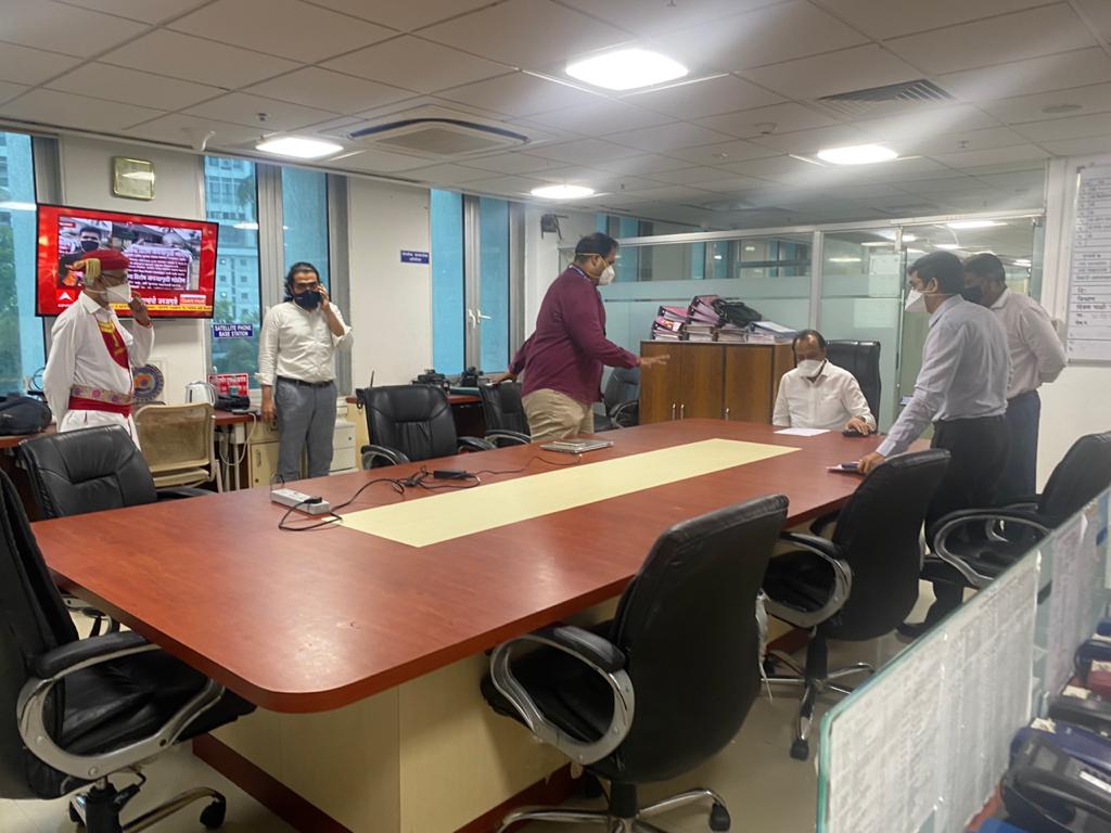 राज्याच्या पश्चिम किनारपट्टीवर धडकलेल्या तौत्के वादळाच्या पार्श्वभूमीवर उपमुख्यमंत्री अजित पवार यांनी आज सकाळी मंत्रालयातील आपत्कालिन व्यवस्थापन व नियंत्रण कक्षास भेट देऊन राज्यातील वादळ परिस्थितीचा, बचाव व मदतकार्याच्या पूर्वतयारीचा आढावा घेतला.