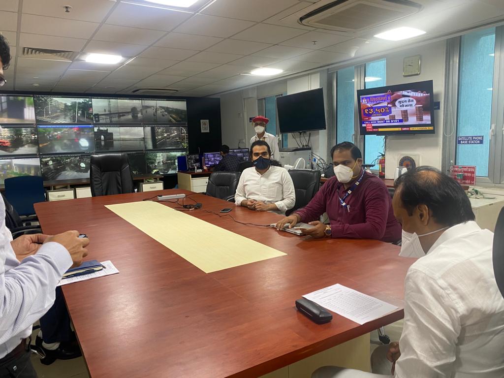 उपमुख्यमंत्र्यांनी यावेळी सिंधुदुर्ग, रत्नागिरी, रायगड, ठाणे, पालघर, मुंबई व मुंबई उपनगर जिल्ह्याच्या जिल्हाधिकाऱ्यांशी तसेच मुंबई महापालिका आयुक्तांशी दूरध्वनीवरुन संपर्क साधून चर्चा केली तसेच बचाव व मदतकार्यासाठी पूर्वतयारीची माहिती घेतली.