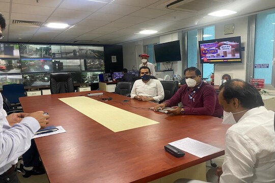 Cyclone Tauktae : अजितदादा इन अ‍ॅक्शन, चक्रीवादळाची माहिती घेण्यासाठी पोहोचले थेट वॉररूममध्ये!