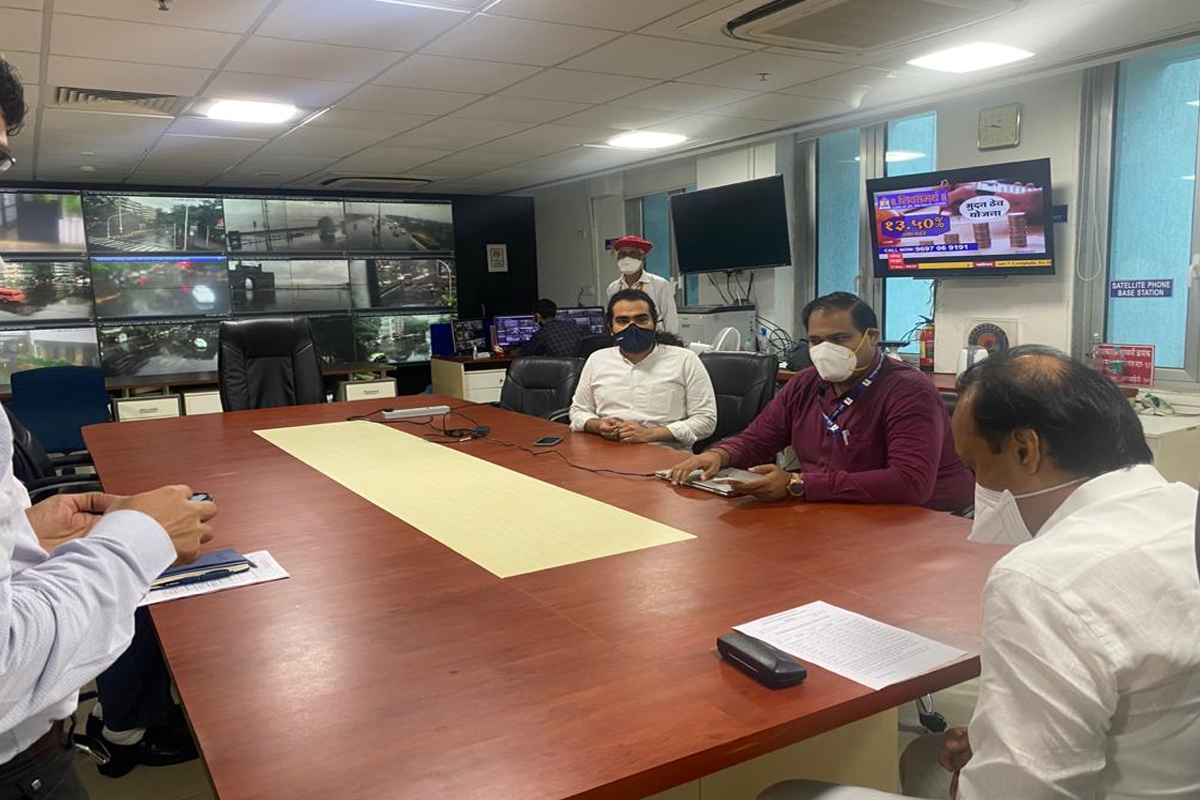 Cyclone Tauktae : अजितदादा इन अॅक्शन, चक्रीवादळाची माहिती घेण्यासाठी पोहोचले थेट वॉररूममध्ये!