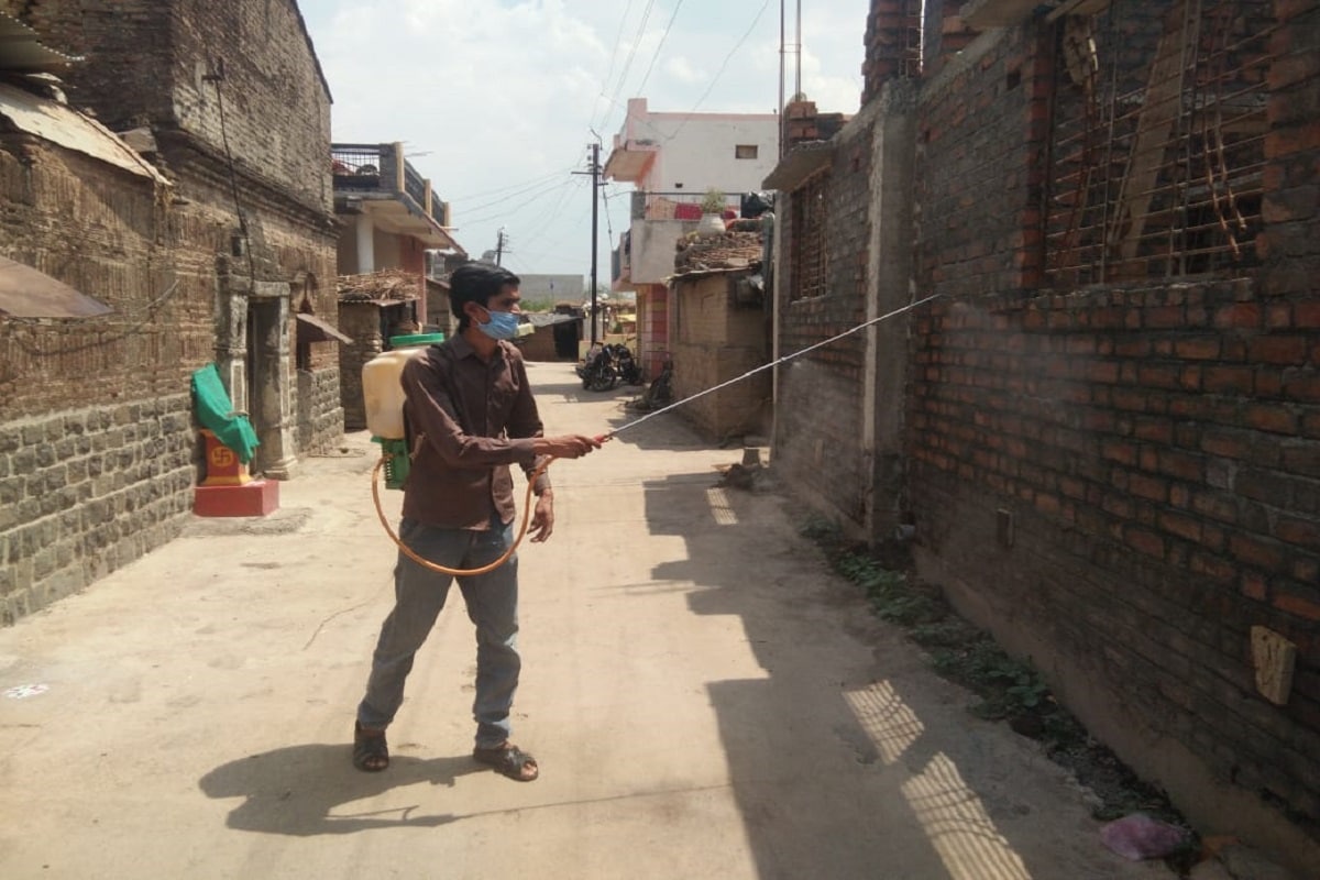 राज्यातील कोरोना लॉकडाऊन टप्प्याटप्प्याने हटवला जातो आहे. यासाठी सरकारने 5 टप्पे तयार केले आहेत. पॉझिटिव्ही रेट आणि ऑक्सिजन बेड्सनुसार हे टप्पे ठरवण्यात आले. राज्यातील कोरोना लॉकडाऊन टप्प्याटप्प्याने हटवला जातो आहे. यासाठी सरकारने 5 टप्पे तयार केले आहेत. पॉझिटिव्ही रेट आणि ऑक्सिजन बेड्सनुसार हे टप्पे ठरवण्यात आले.