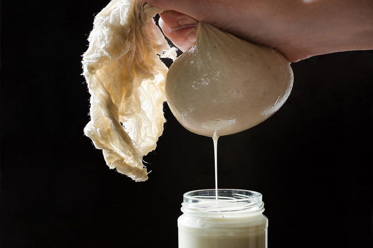 रात्री 4 ते 5 बदाम पाण्यात भिजवावे आणि सकाळी पाण्यात उकळावावेत. पाणी थंड झाल्यावर त्याची पेस्ट करून प्यावी. याने रक्तदाब नियंत्रणात येईल.