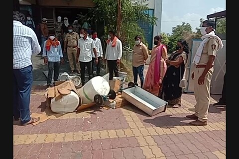 भाजपचे नेते, अमरावती जिल्ह्याचे माजी पालकमंत्री व विद्यमान आमदार प्रवीण पोटे यांनी तीस लाख रुपयांची वैयक्तिक देणगी देऊन उभारण्यात आलेल्या विद्युत दाहिनीची मनसे कार्यकर्त्यांनी तोडफोड केल्याचा प्रकार अमरावती येथे उघडकीस आला आहे. 