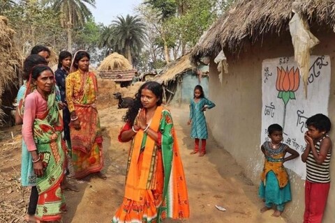 बंगालमधील सलोतरा येथील एका लहानशा झोपडीत राहणाऱ्या मनरेगा श्रमिक भाजप उमेदवार चंदना बाउरी यांच्या यशाचं देशभरातून कौतुक केलं जात आहे. 