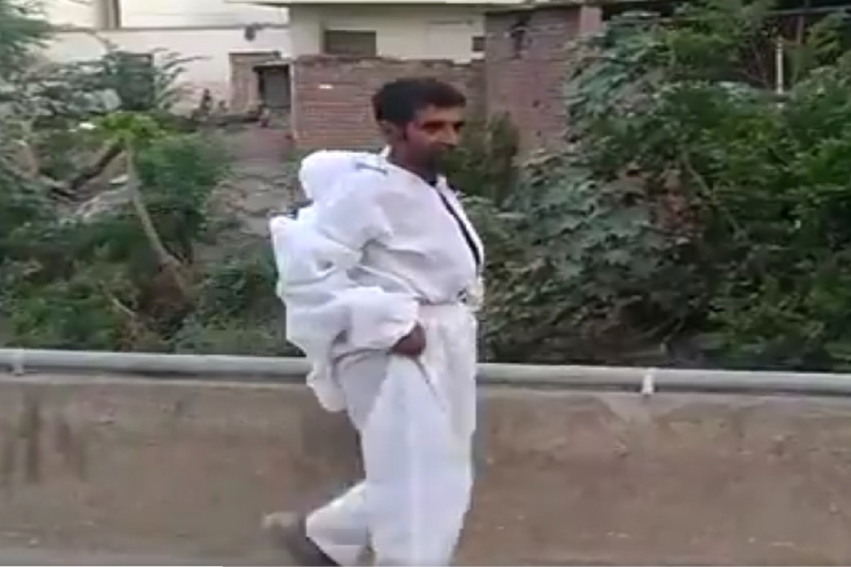 VIDEO: धक्कादायक! परळीच्या रस्त्यावर वापरून फेकलेले PPE Kit घालून फिरतोय मनोरुग्ण, नागरिकांमध्ये दहशत