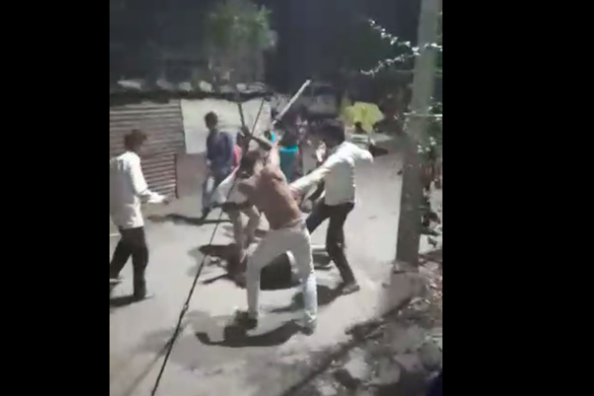 रक्ताची नाती जीवावर उठली, भर वस्तीत कोयता-कुऱ्हाडीने हल्ला, बीडमधील VIDEO