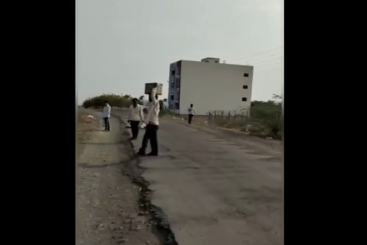 फळं घ्यायला कोविड सेंटर सोडून कोरोनाबाधित फिरताय मोकाट, बीडमधला VIDEO