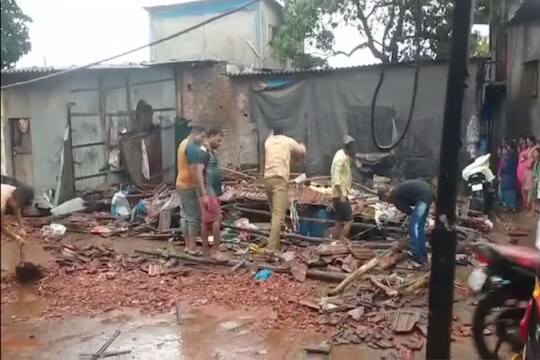 Cyclone Tauktae : चक्रीवादळाचा तडाखा, उघड्यावर पडला संसार, घर झाले जमीनदोस्त