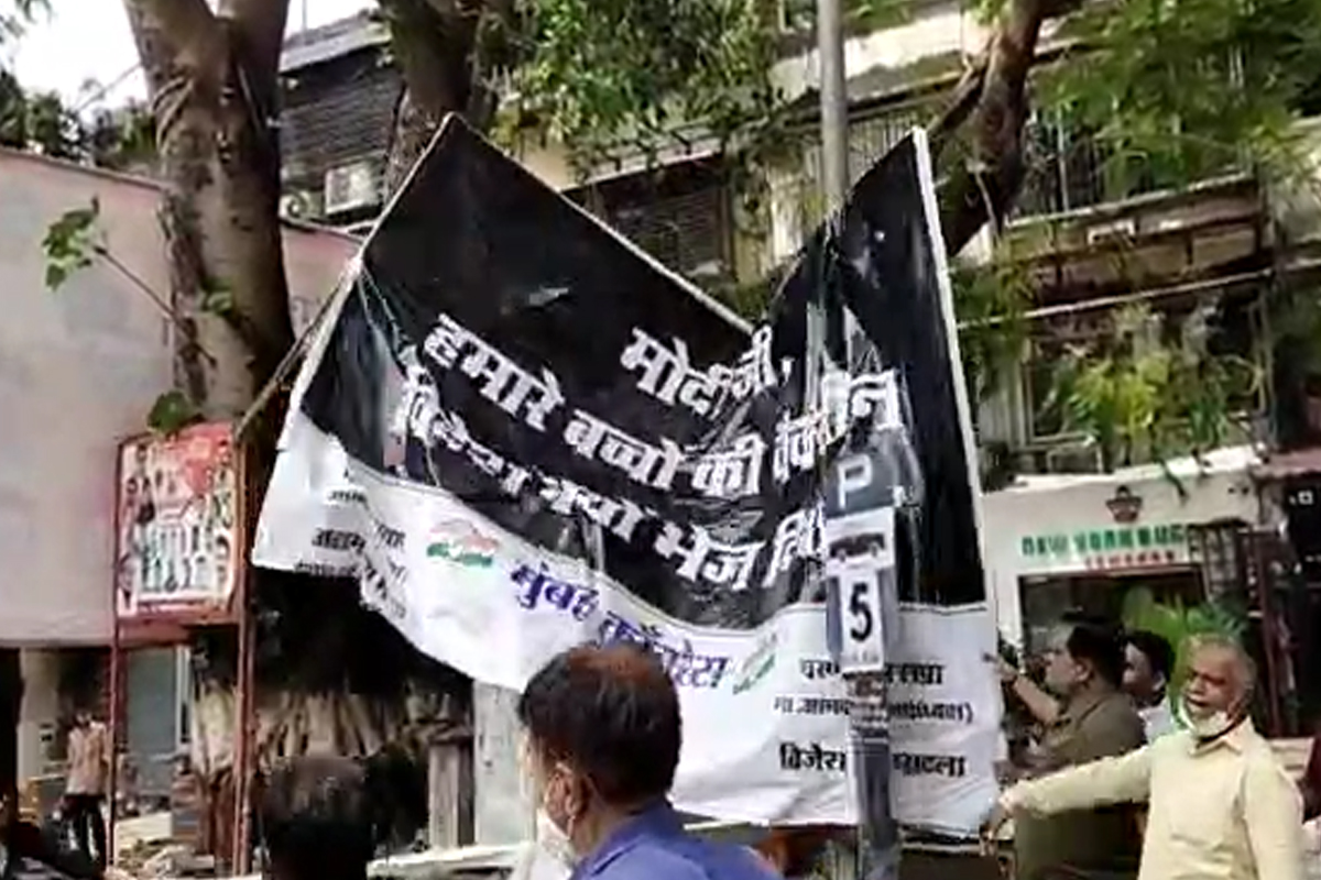 'भारत माता की जय' म्हणत भाजप कार्यकर्त्यांनी फाडले 'मोदीजी हमारे बच्चोंकी व्हॅक्सिन?' चे पोस्टर्स, VIDEO