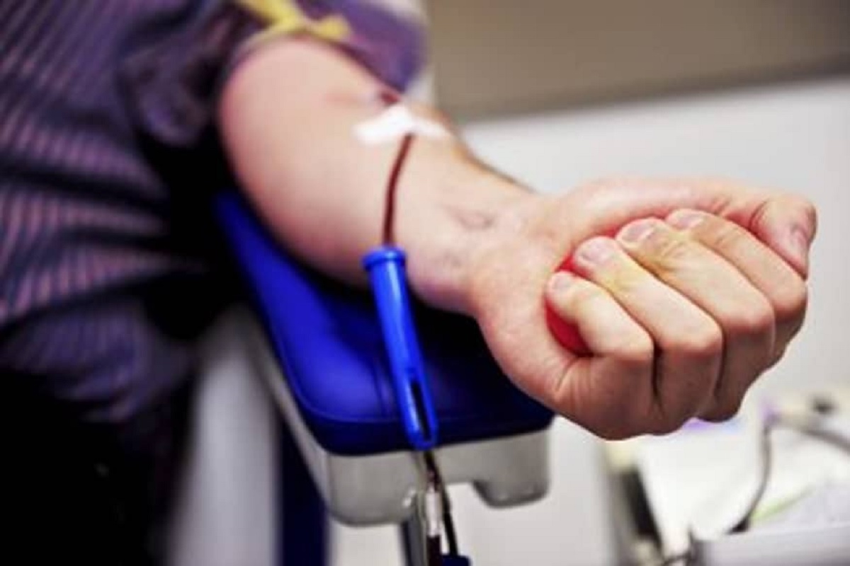 त्याचा फक्त एकच हात देतोय कित्येकांना जीवदान; या दिव्यांगाला तुम्हीही कराल सलाम