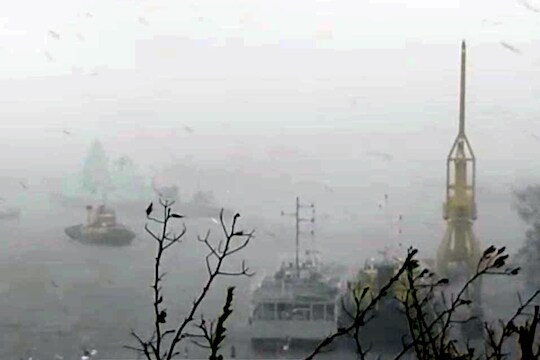 खवळलेव्या समुद्रात अडकले 273 कर्मचारी, वादळाला भेदत नौदलाची  INS Kochi निघाली बॅाम्बे हायकडे, VIDEO