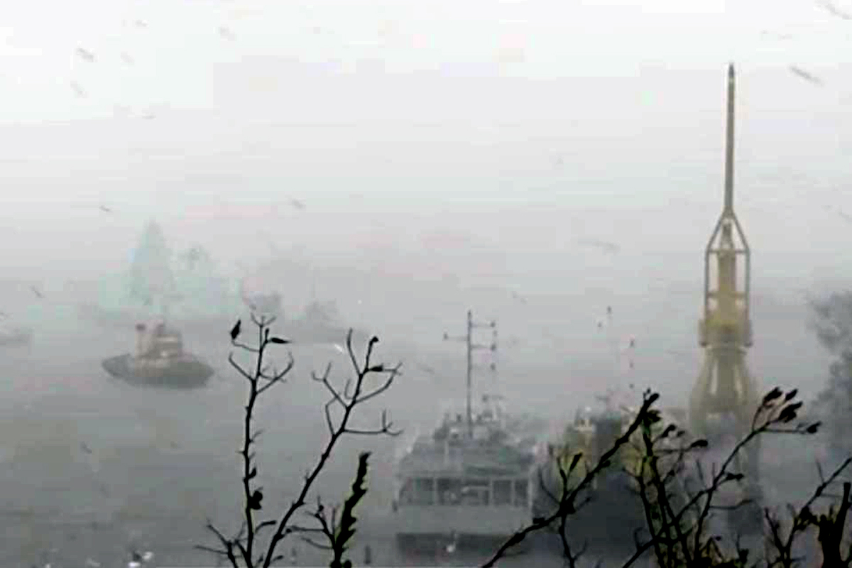 खवळलेव्या समुद्रात अडकले 273 कर्मचारी, वादळाला भेदत नौदलाची INS Kochi निघाली बॅाम्बे हायकडे, VIDEO