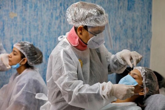 लग्नाच्या पहिल्या वाढदिवशीच बायको फरार, ब्यूटी पार्लरच्या बहाण्यानं बाहेर पडत दिल्या हातावर तुरी