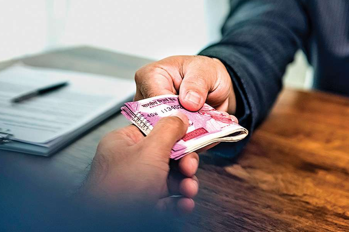 Mumbai : दंडाची रक्कम कमी करण्यासाठी 30 हजारांची लाच मागणारा अटकेत, सरकारी कर्मचारीही CBI च्या रडारवर