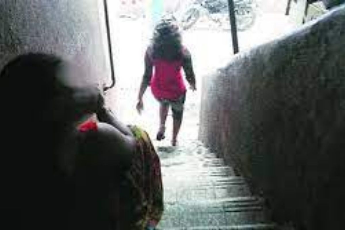 लॉकडाऊनमध्ये बुधवार पेठ कोलमडलं; नवी संधी शोधून संघर्ष करणाऱ्या आशा आणि सरिताची प्रेरणादायी कहाणी