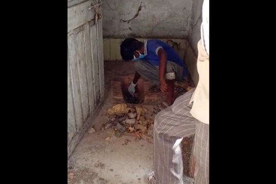 धक्कादायक, क्वारंटाइन सेंटरमध्ये चिमुरड्या विद्यार्थ्याकडून साफ करून घेतले शौचालय!