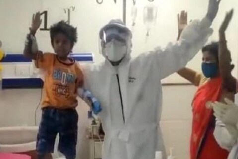 ब्लड कॅन्सर (Blood Cancer) असलेल्या एका तीन वर्षाच्या बाळानं कोरोनावर मात केली आहे. डॉक्टरांनी पीपीई कीट (PPE Kit) घालून कोरोना वार्डात डान्स करत त्याला आणखी हिंमत देण्याचं काम केलं. 