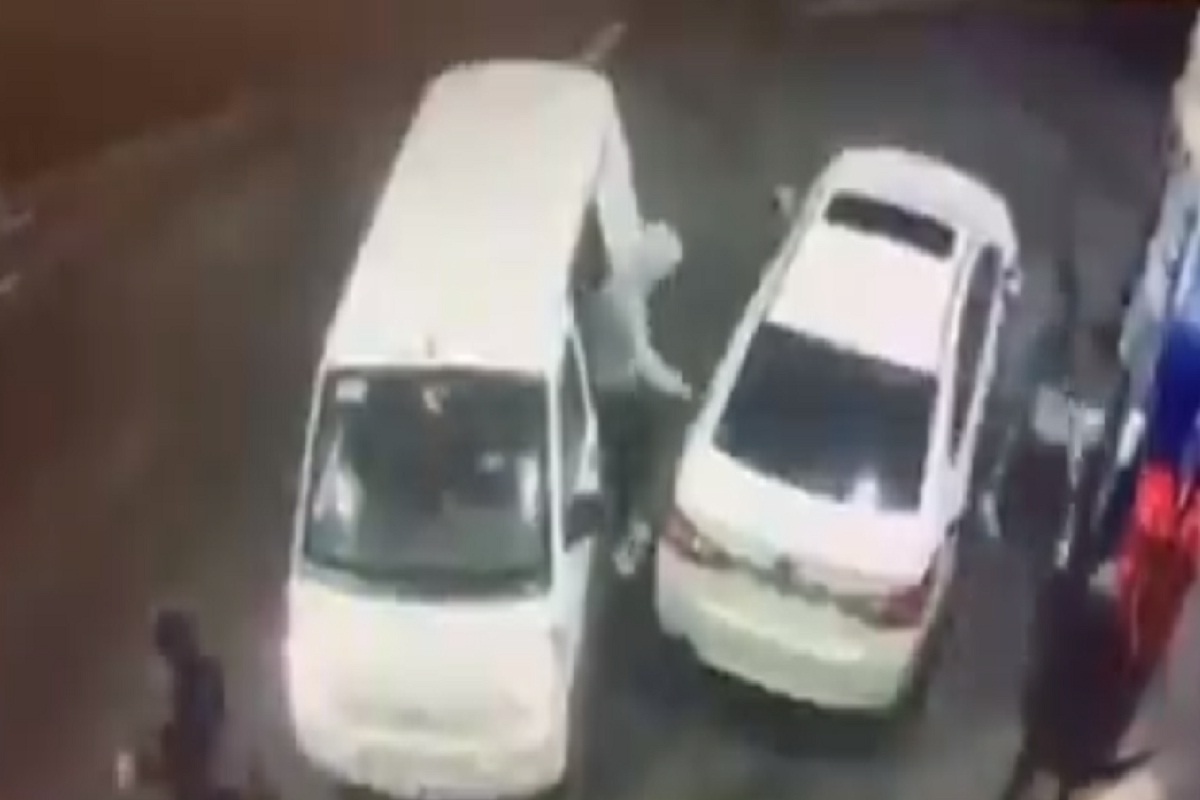 कार चोरण्यासाठी आलेल्या चोरट्यांची उडाली तारांबळ, पेट्रोलनं अभिषेक; व्हिडिओ VIRAL