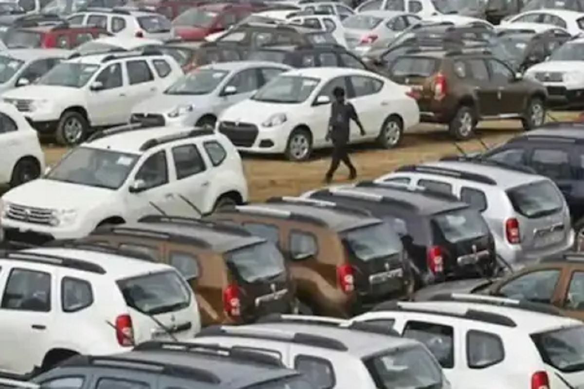 सेकंड हँड कार खरेदी करताय? RC मध्ये हा पॉईंट तपासाच; अन्यथा येईल मोठी समस्या