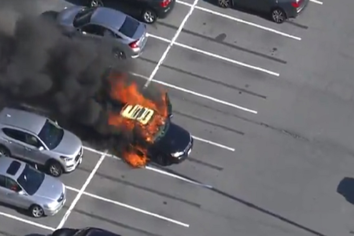 Car मध्ये सॅनिटायझर वापरताना लागली आग; 'बर्निंग कार'चा थरार VIDEO मध्ये कैद