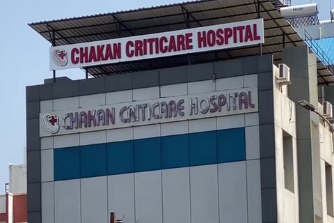 अखेर या प्रकरणी चाकण क्रीटीकेयर हॉस्पिटलला दणका देत संचालक डॉ. घाटकर आणि डॉ.स्मिता घाटकर यांच्यासह डॉ.राहुल सोनवणे आणि डॉ.सीमा गवळी विरुद्ध फसवणुकीचे गुन्हे दाखल करण्यात आले आहे.