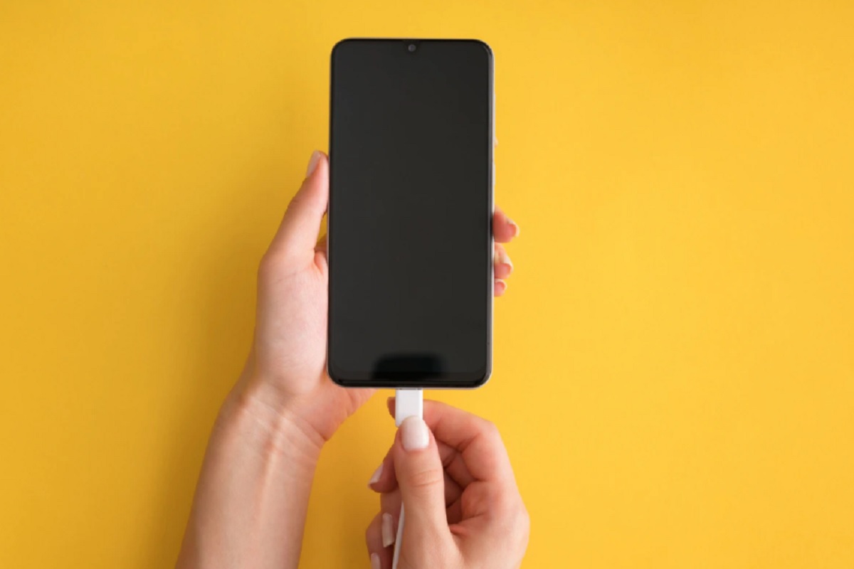 तुम्हीही Phone Charge करताना ही चूक तर करत नाही ना? जाणून घ्या योग्य पद्धत