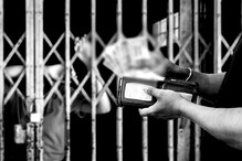 दत्तक देण्याच्या नावाखाली 2 लाखांमध्ये लहान मुलाची विक्री, महिलेला अटक दत्तक देण्याच्या नावाखाली 2 लाखांमध्ये लहान मुलाची विक्री, महिलेला अटक