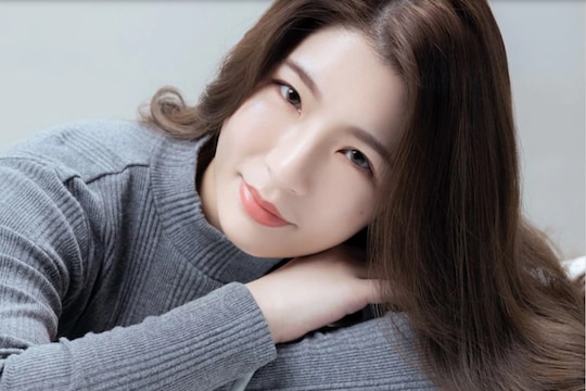 VIRAL PHOTOS नं तरुणीला बनवलं सर्वाधिक लोकप्रिय व्यवसायिक, सौंदर्यावर लाखो फिदा